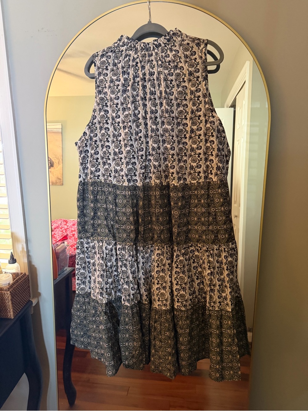 Chelsea & Theodore Sleeveless Tiered Floral Print Dress in Green and White - Picture 2 of 3
